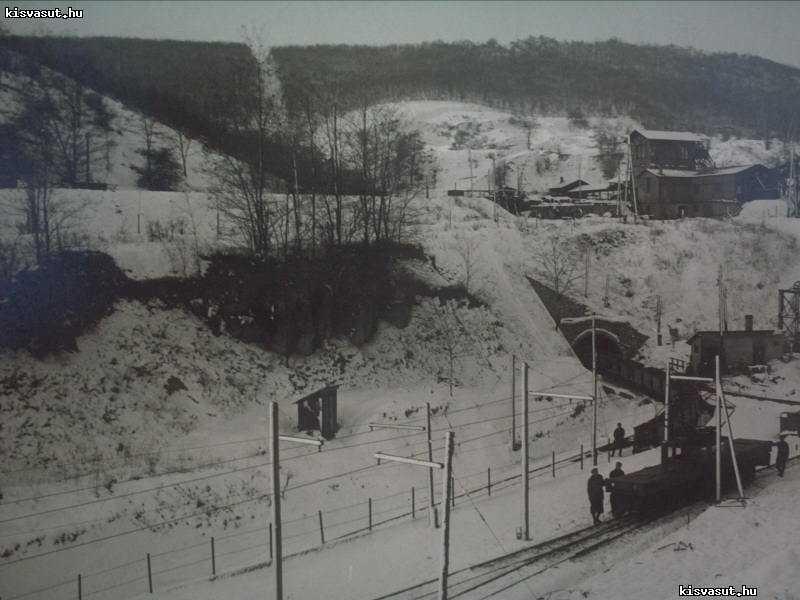 A sikló is nyomtávot váltott. Jobbra a Miklós-akna épületei (fotó: Pick József gyűjteménye, 1935.) kisvasut.hu
