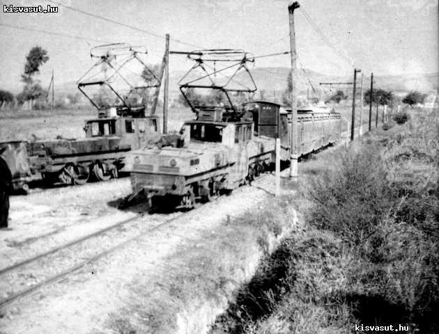 Csillés vonat érkezik a tömedéki szárnyról, a vagonos vonat a fővonalra tart.
Tóth László gyűjteménye