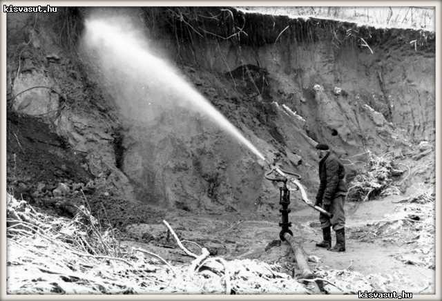 Homok jövesztés vízi puskával.