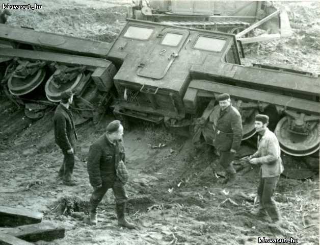 Felkészülés a mentésre ( balról: Páva A, Boglár F. Kurucz B. Alpári K.)
Pick József gyűjteménye
