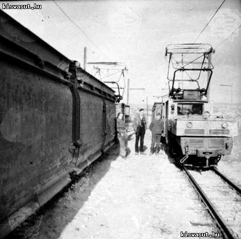 Kereszt Dorogon. Személyek balról: ismeretlen, Szenci János, Kocsis István mozdonyvezetők.Tóth László gyűjteménye.