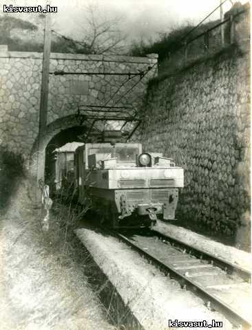 Az alagútből kihaladó tele vonat. Csolnoki Bányamúzeum gyűjteménye.