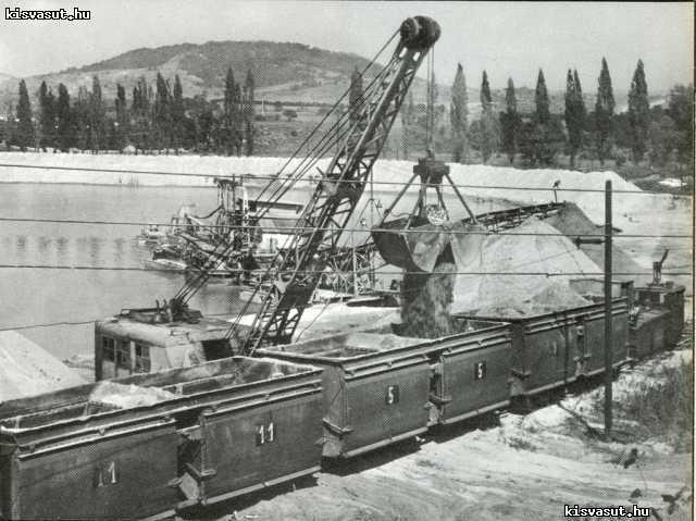 Szerelvény rakodása Sátorkőn UB-60 rakodógéppel 1973.
Molnár Márk gyűjteménye.